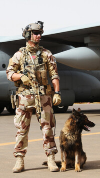Żołnierz z psem