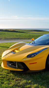 Żółte Ferrari LaFerrari Aperta