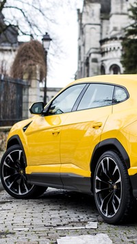 Żółte Lamborghini Urus