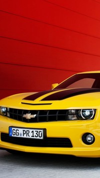 Żółty Chevrolet Camaro
