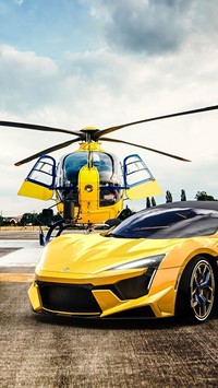 Żółty helikopter i samochód