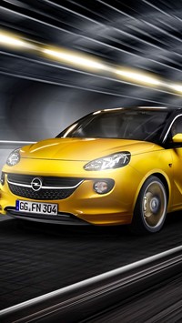 Żółty Opel na drodze