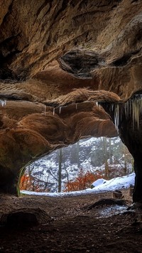 Zwisające sople w jaskini