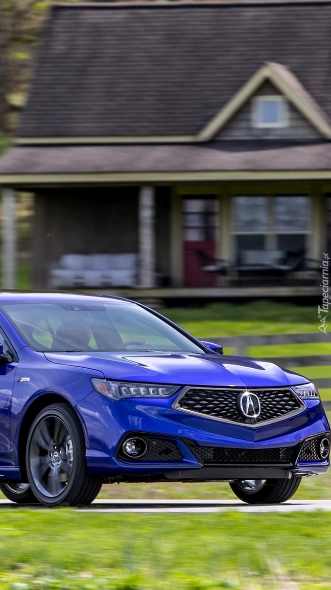 Acura TLX przed domem