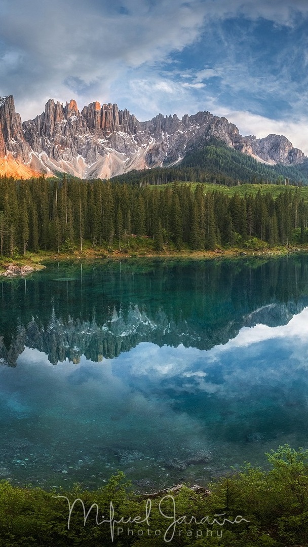 Alpejskie jezioro Carezza w Dolomitach w Południowym Tyrolu