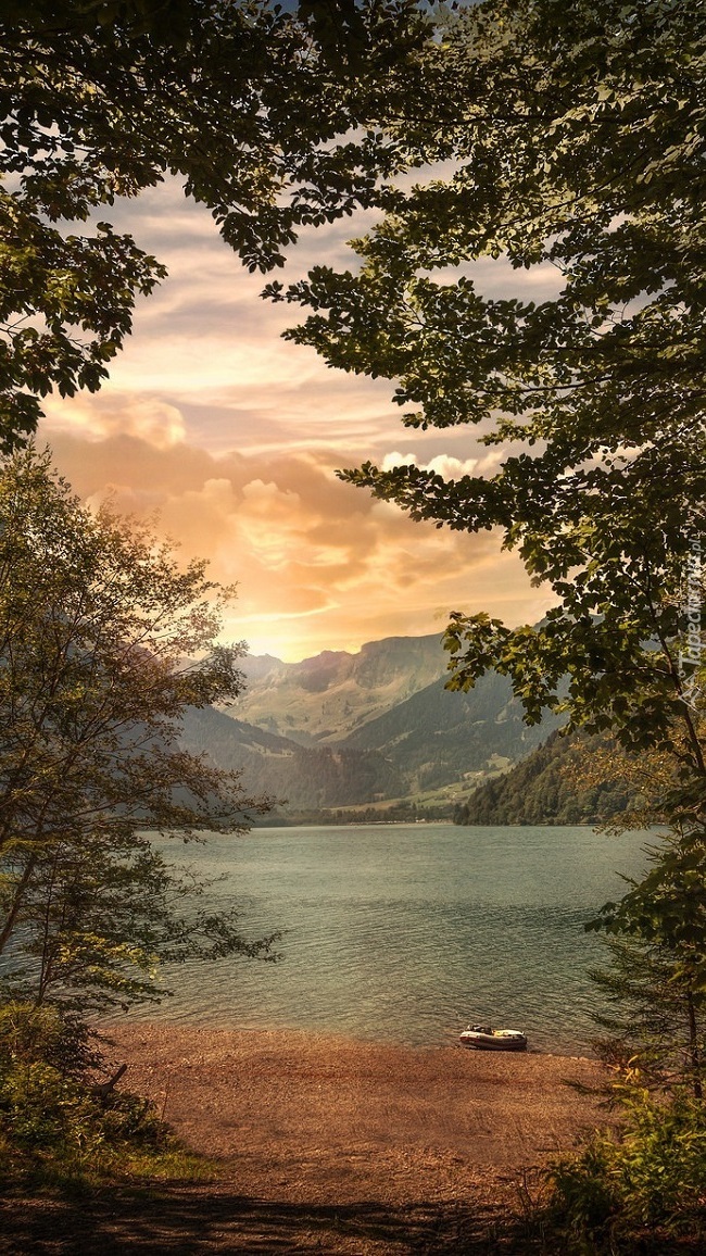 Alpy nad jeziorem Klontalersee