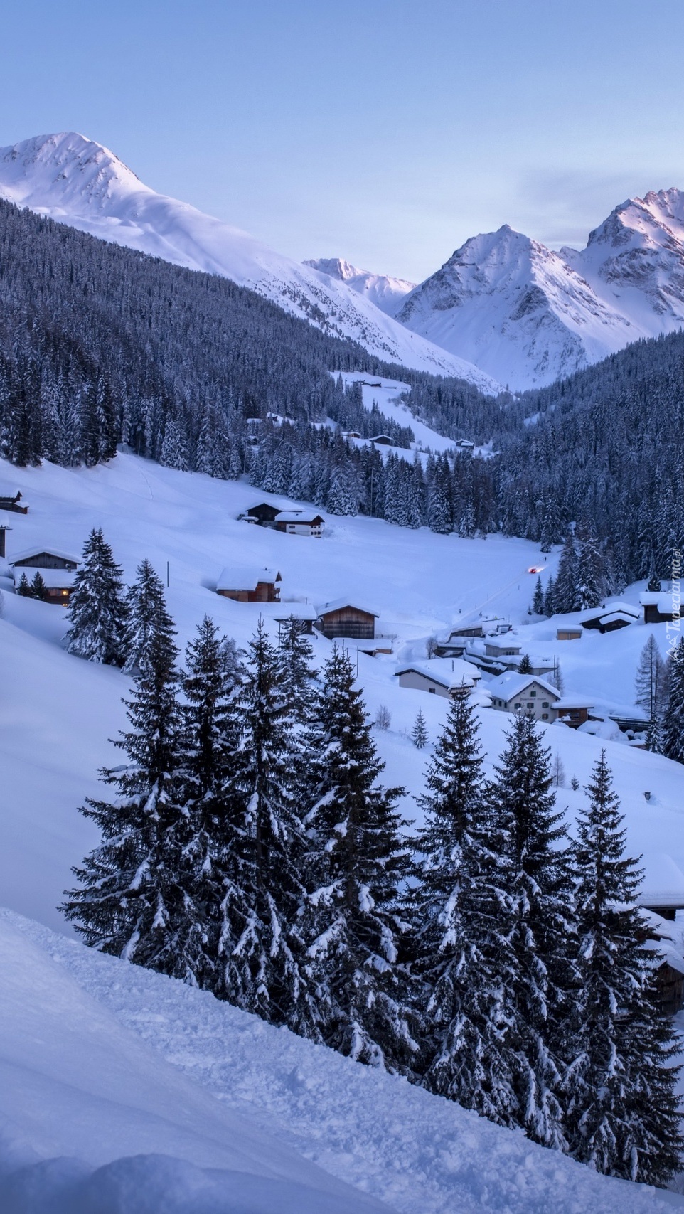Alpy zasypane śniegiem