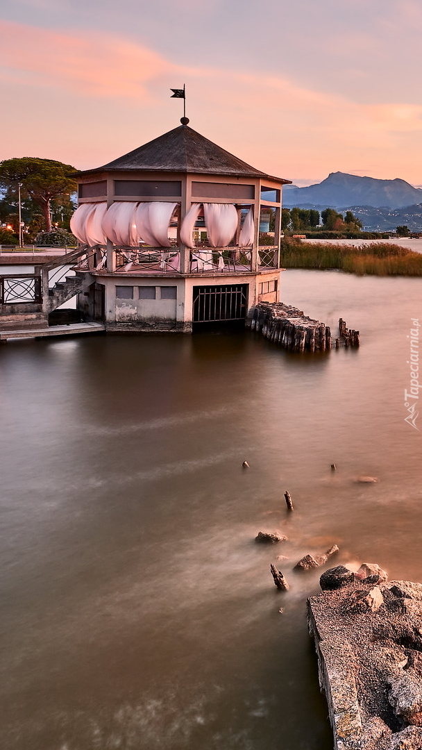 Altana na jeziorze Lago di Massaciuccoli