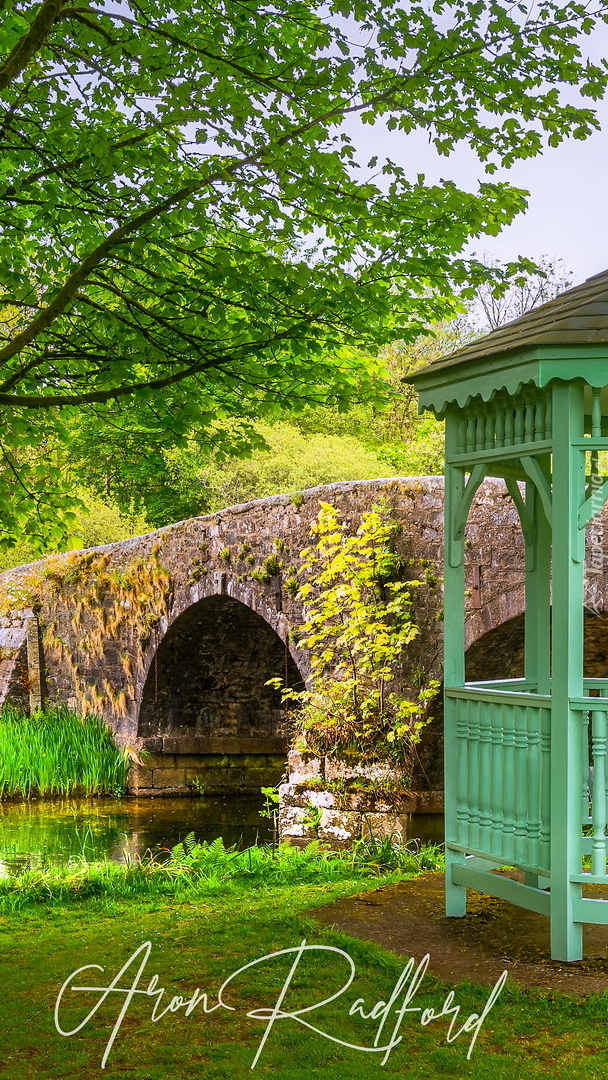 Altana obok mostu nad rzeką West Dart River