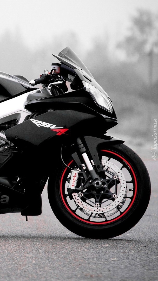 Aprilia RSV4 na drodze