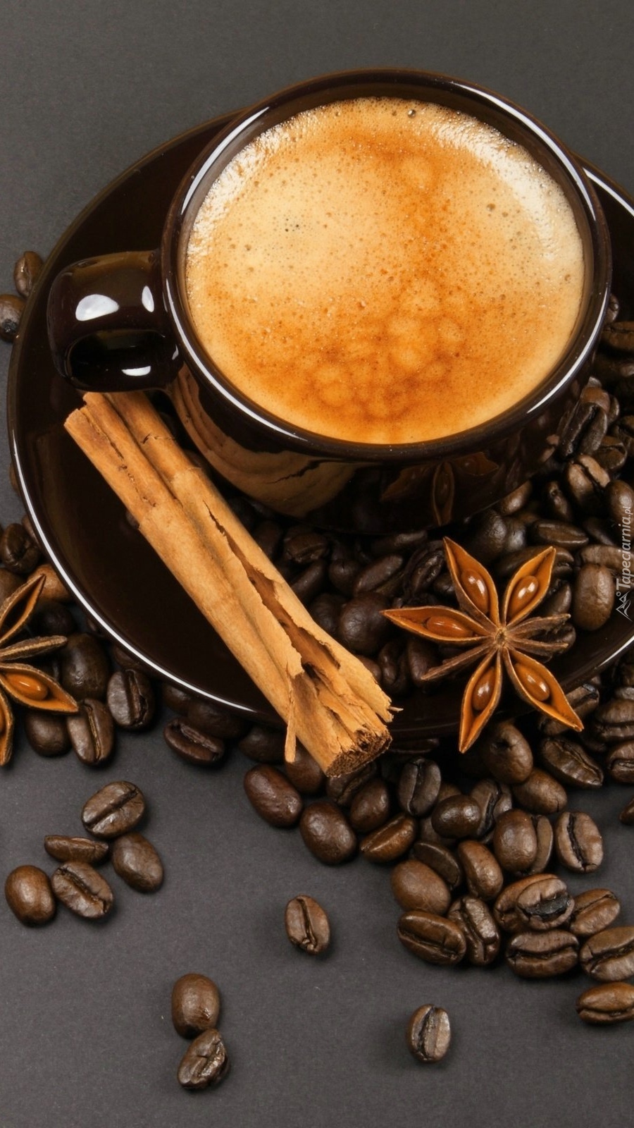 Aromatyczna kawa ze śmietanką z cynamonem i anyżem