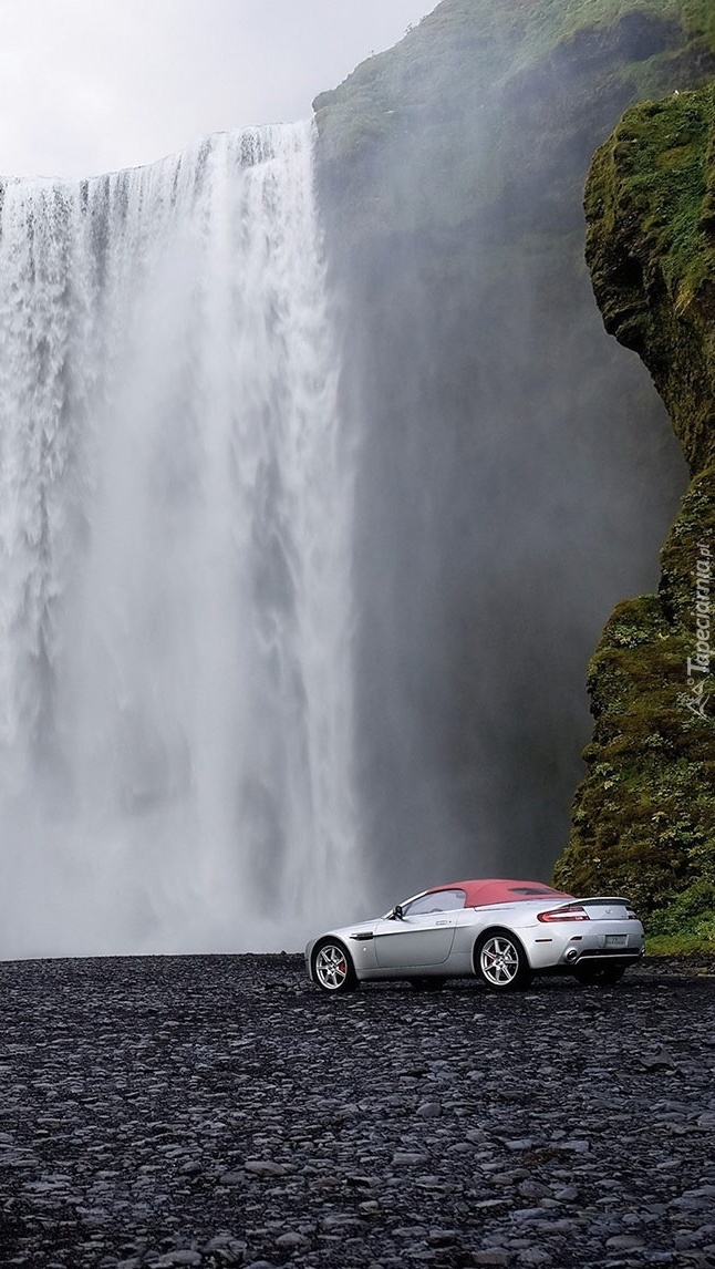 Aston Martin przy wodospadzie