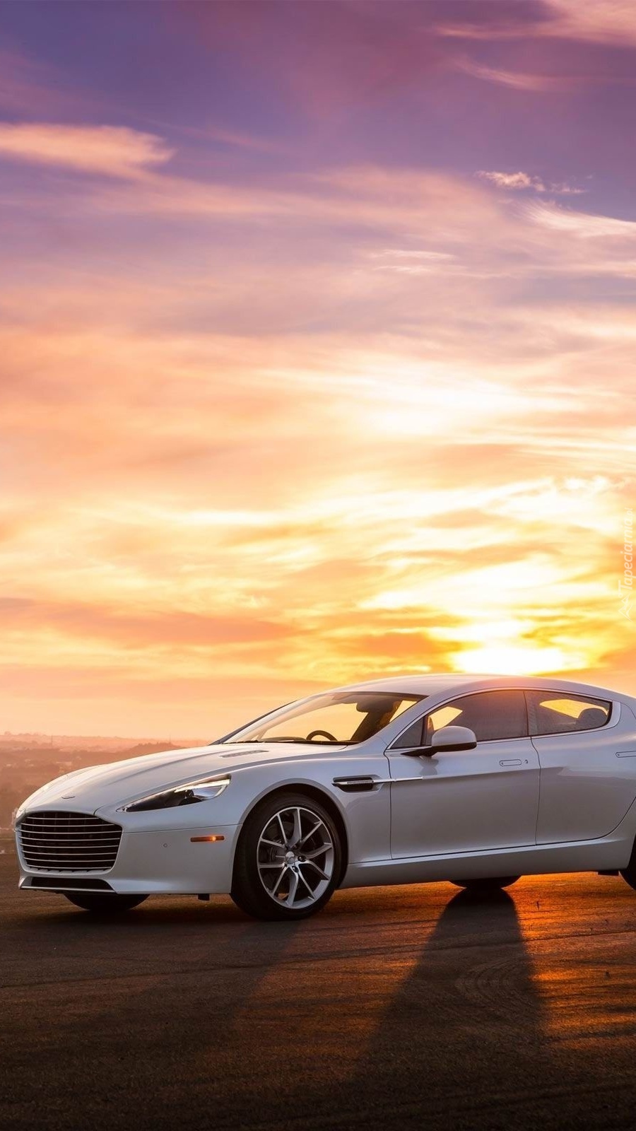 Aston Martin w tle zachodzącego słońca