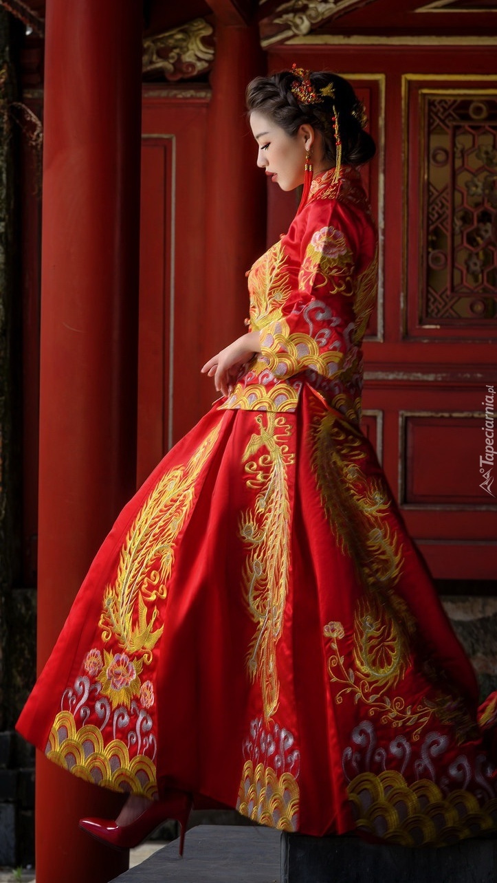 Azjatka w czerwonej sukni