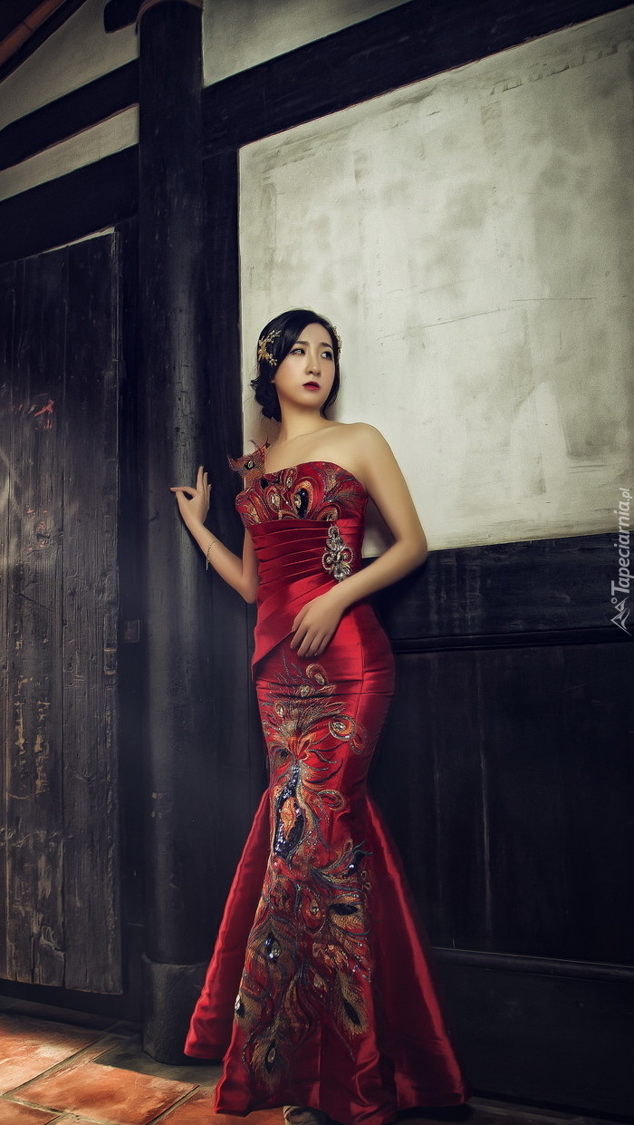 Azjatka w czerwonej sukni