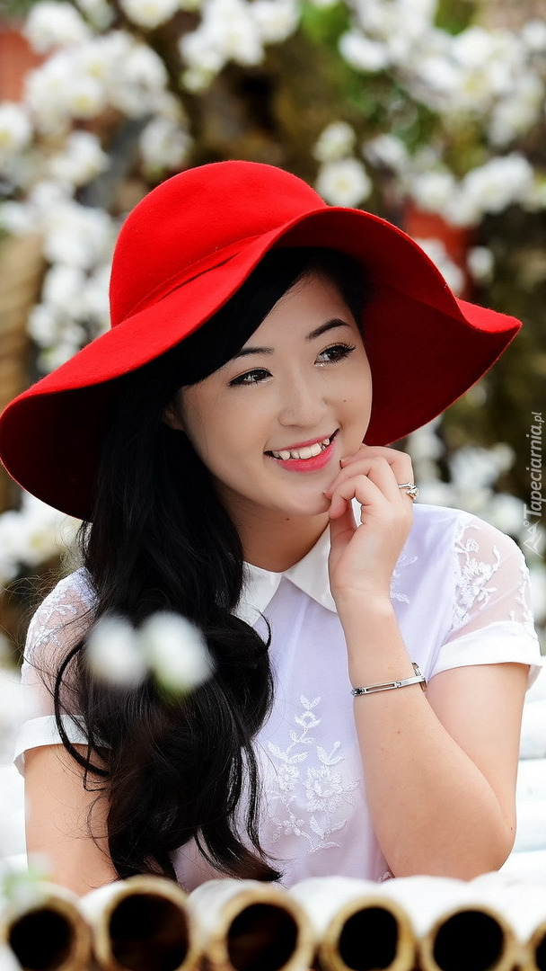 Azjatka w czerwonym kapeluszu