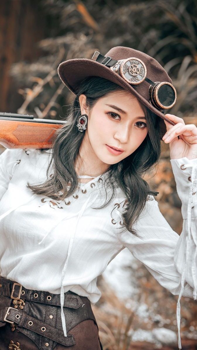 Azjatka w kapeluszu i białej bluzce