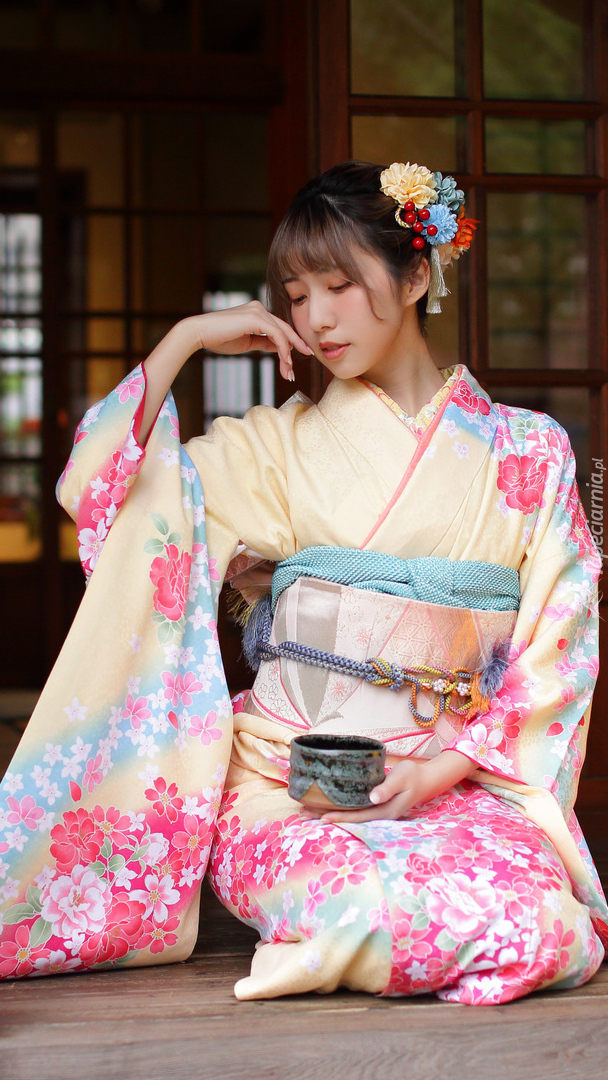 Azjatka w kimono przed domem