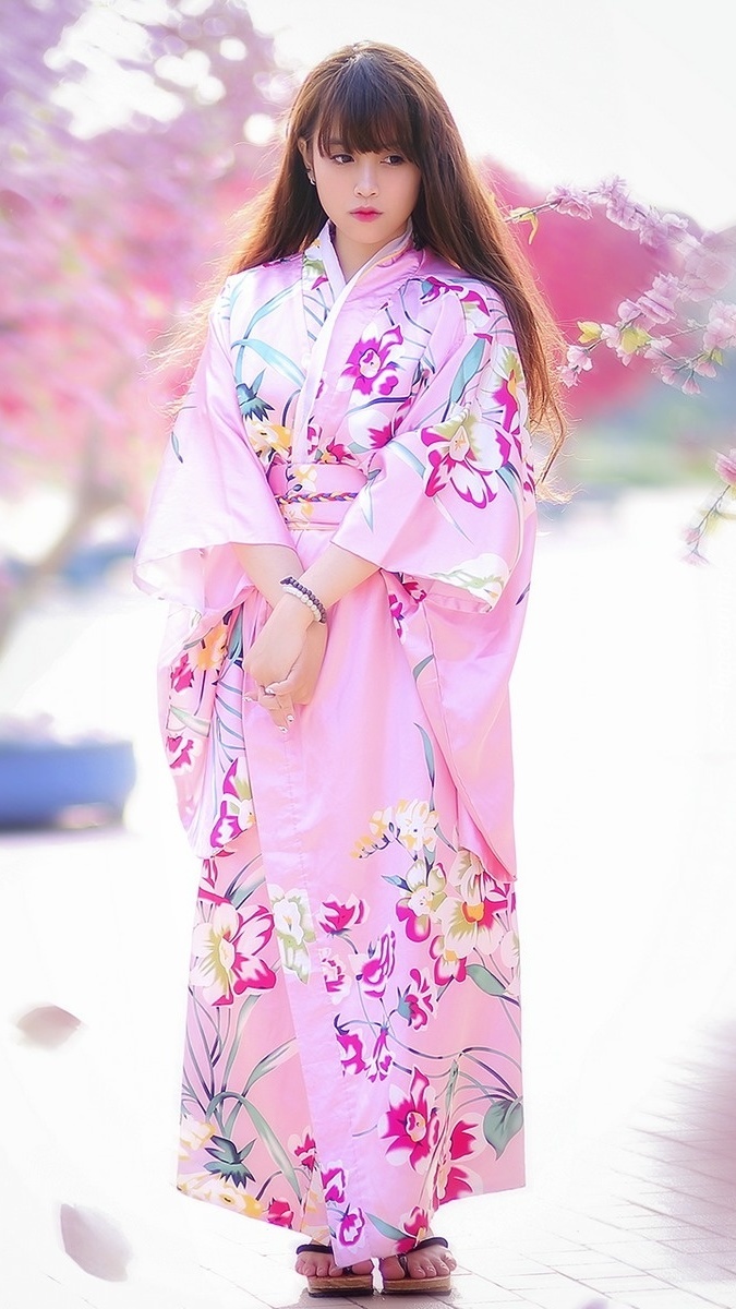 Azjatka w różowym kimonie