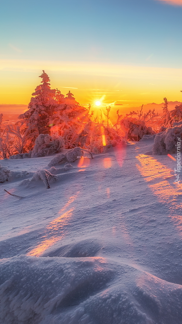 Babia Góra zimą o wschodzie słońca