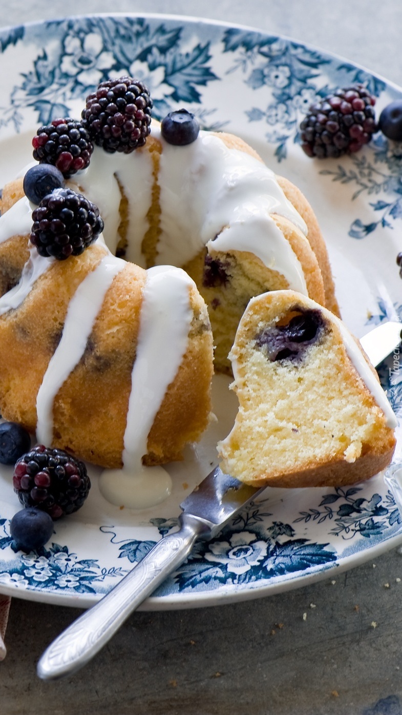 Babka z jeżynami na talerzu