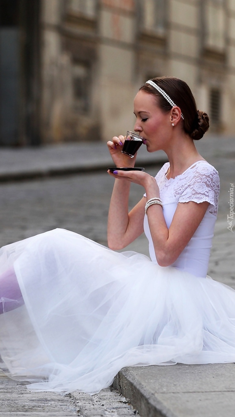 Baletnica pijąca kawę na ulicy