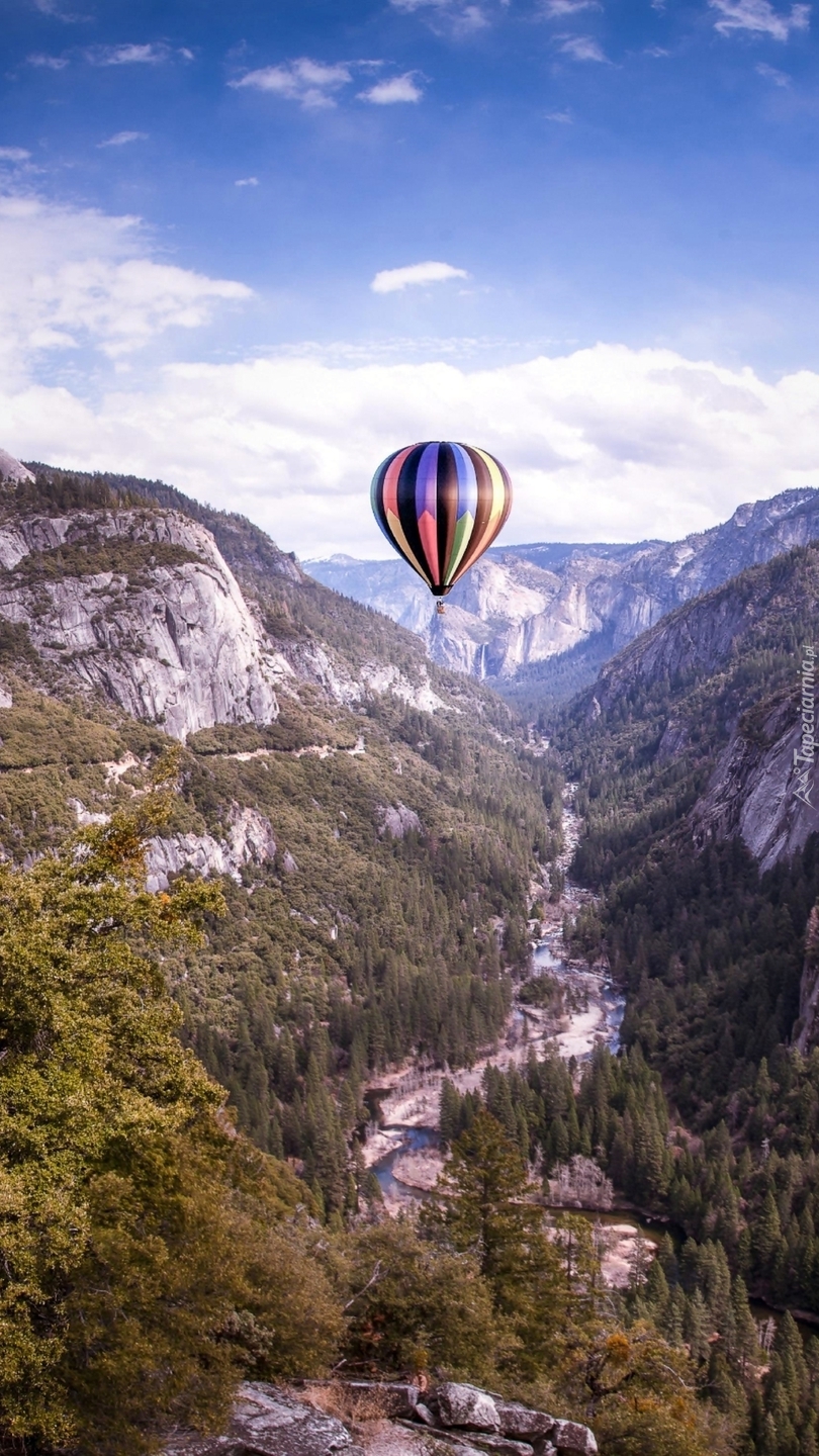 Balon nad doliną Yosemite Valley