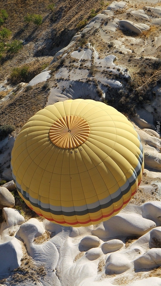 Balon nad skałami