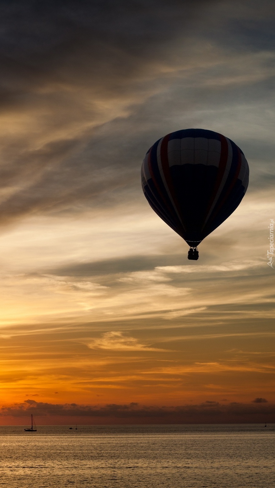 Balon pod ciemnymi chmurami