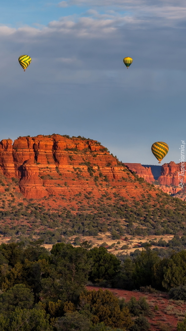 Balony nad skałami