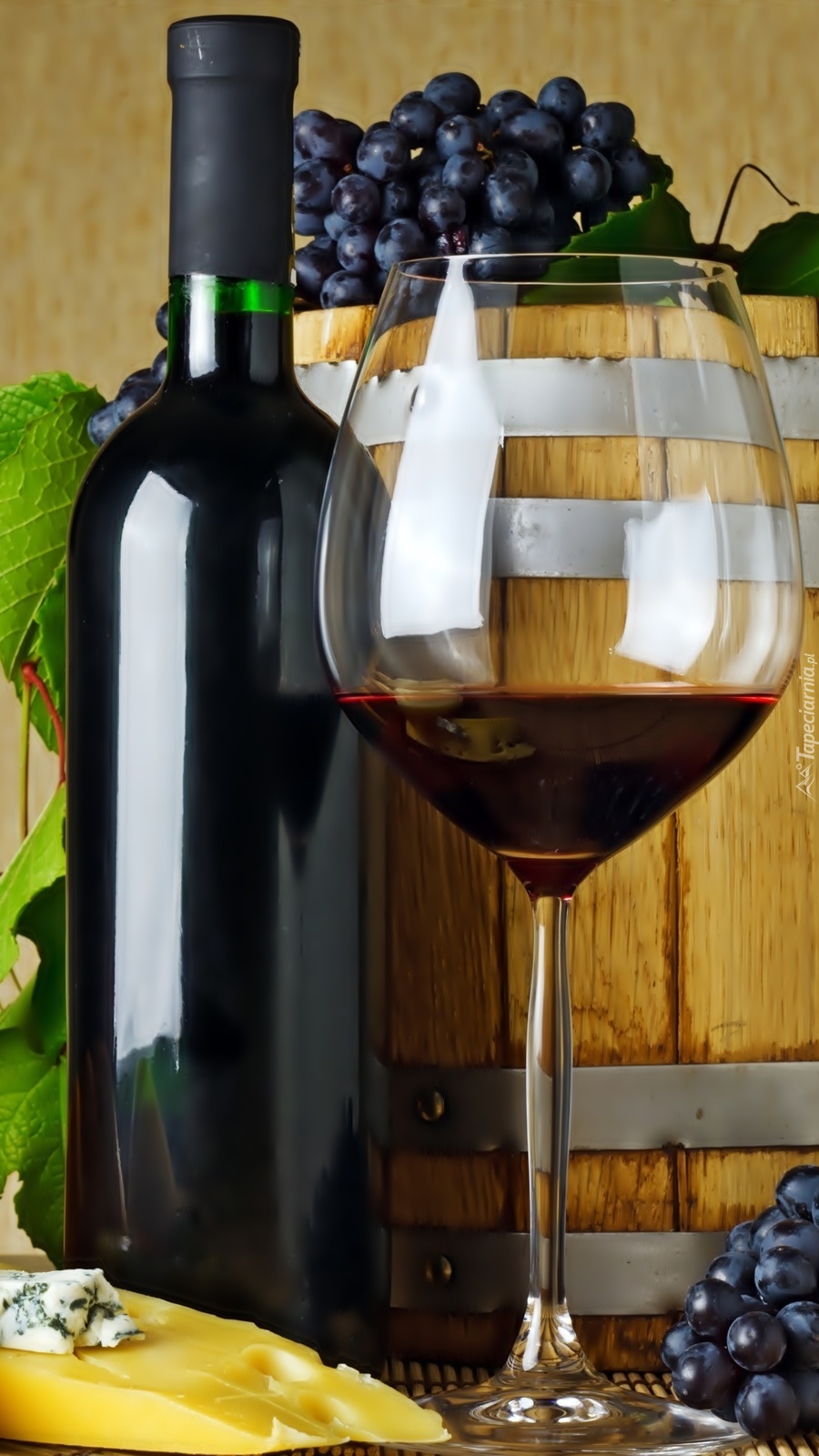 Beczka winogron obok lampki wina butelki i sera