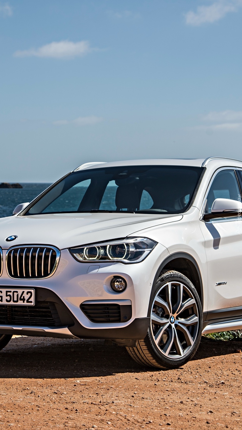 Białe BMW X1 sDrive28i SUV