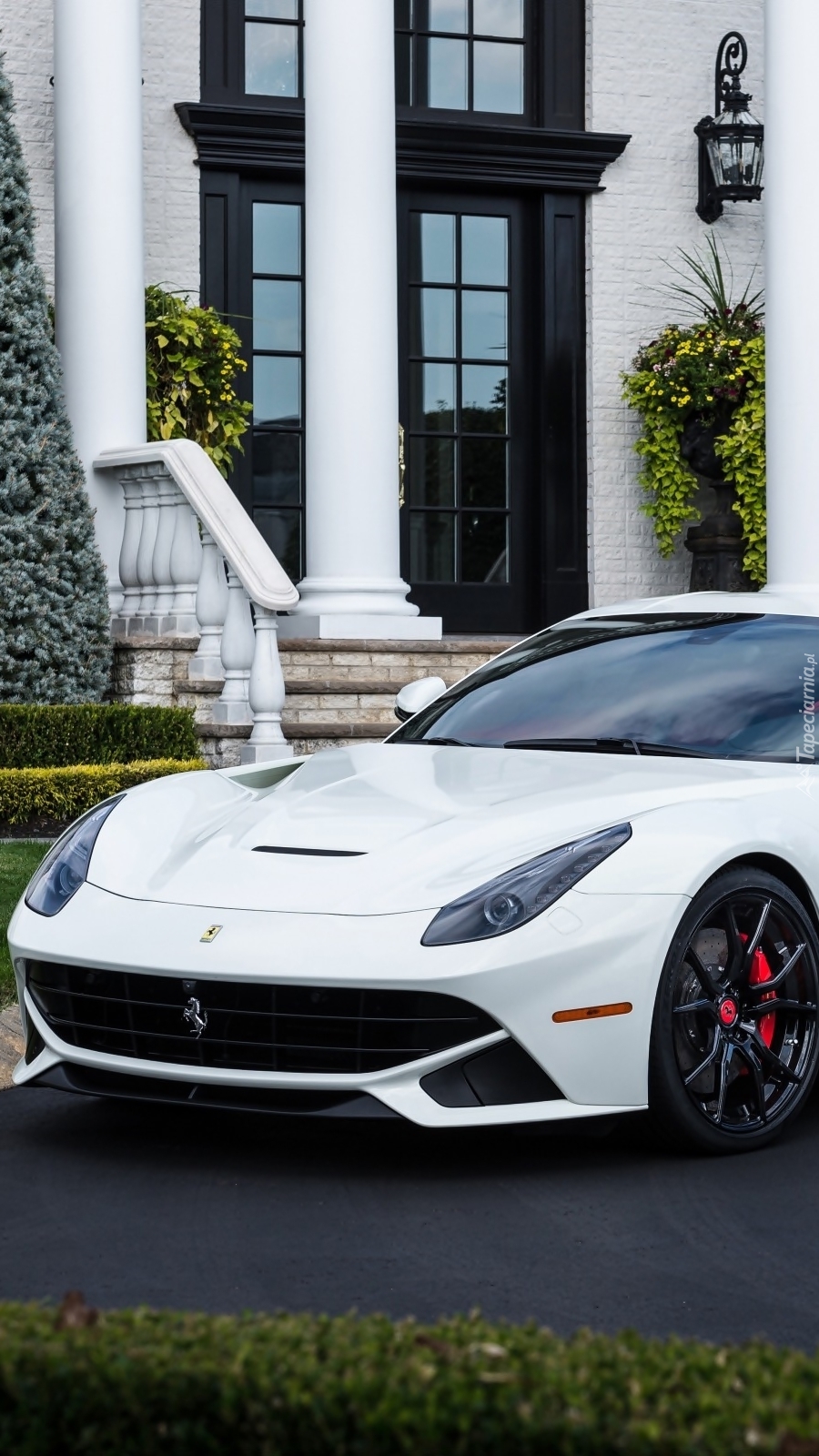 Białe Ferrari F12 przed rezydencją