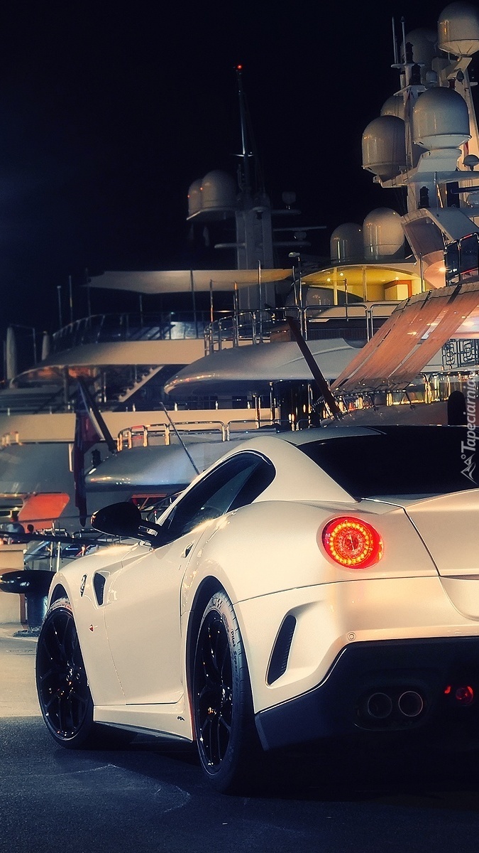 Białe Ferrari w Monako
