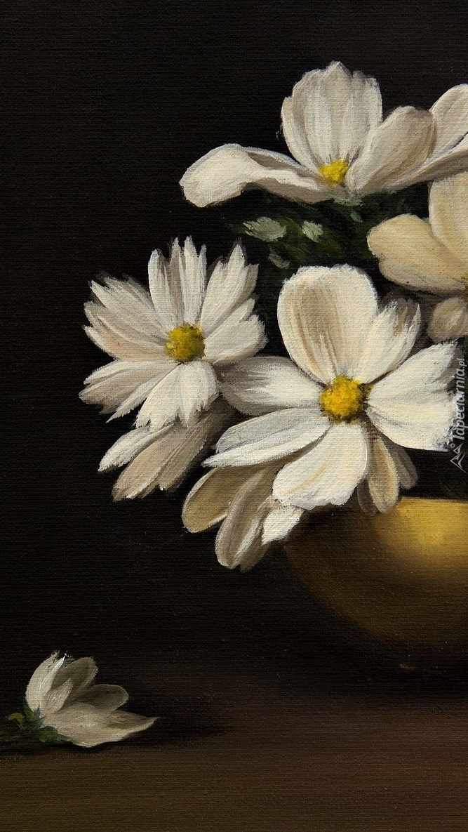 Białe kwiatki w złotej misie