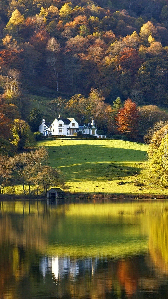 Biały domek nad jeziorem