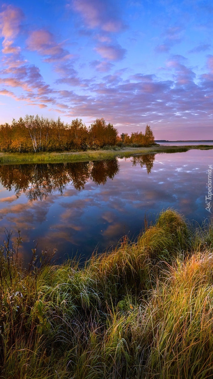 Błękitne niebo nad jeziorem