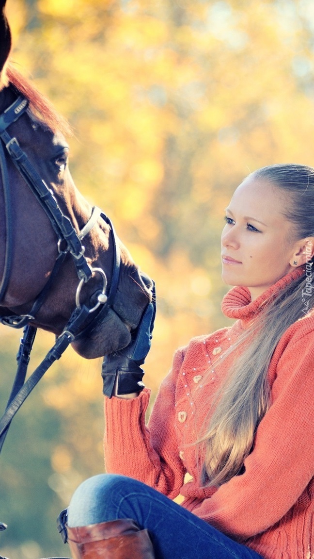 Blondynka i koń