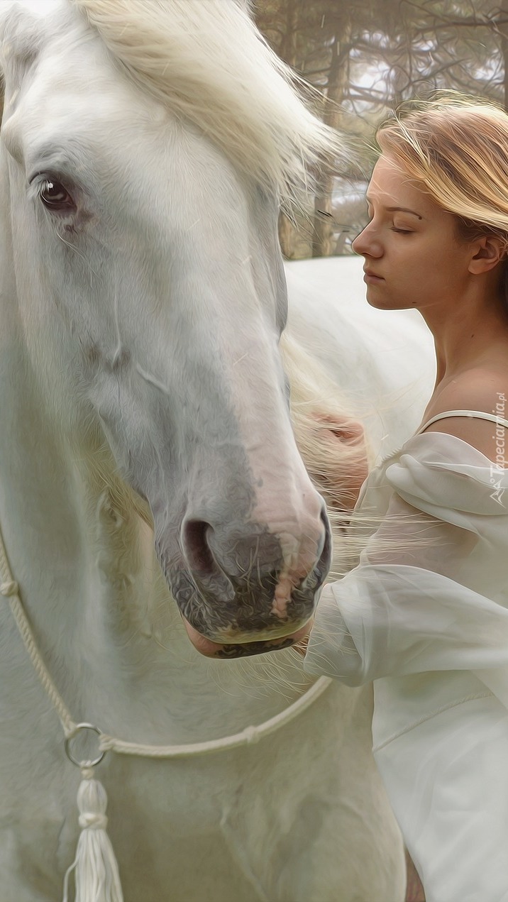 Blondynka przy białym koniu