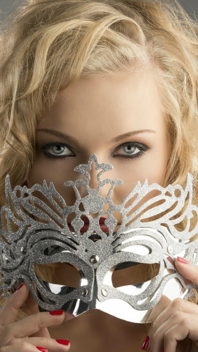 Blondynka w makijażu z sylwestrową maską