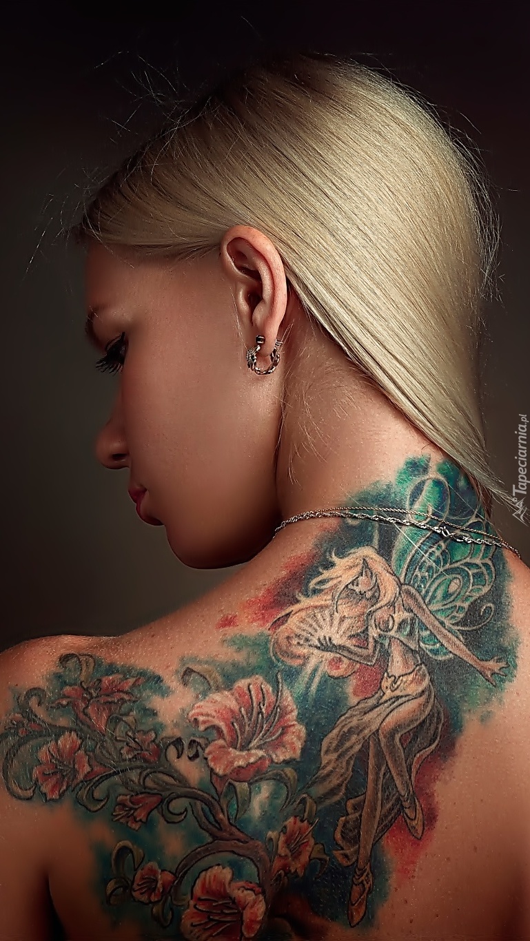 Blondynka z tatuażem