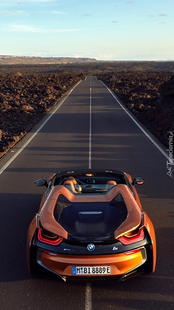 BMW i8 Roadster na drodze