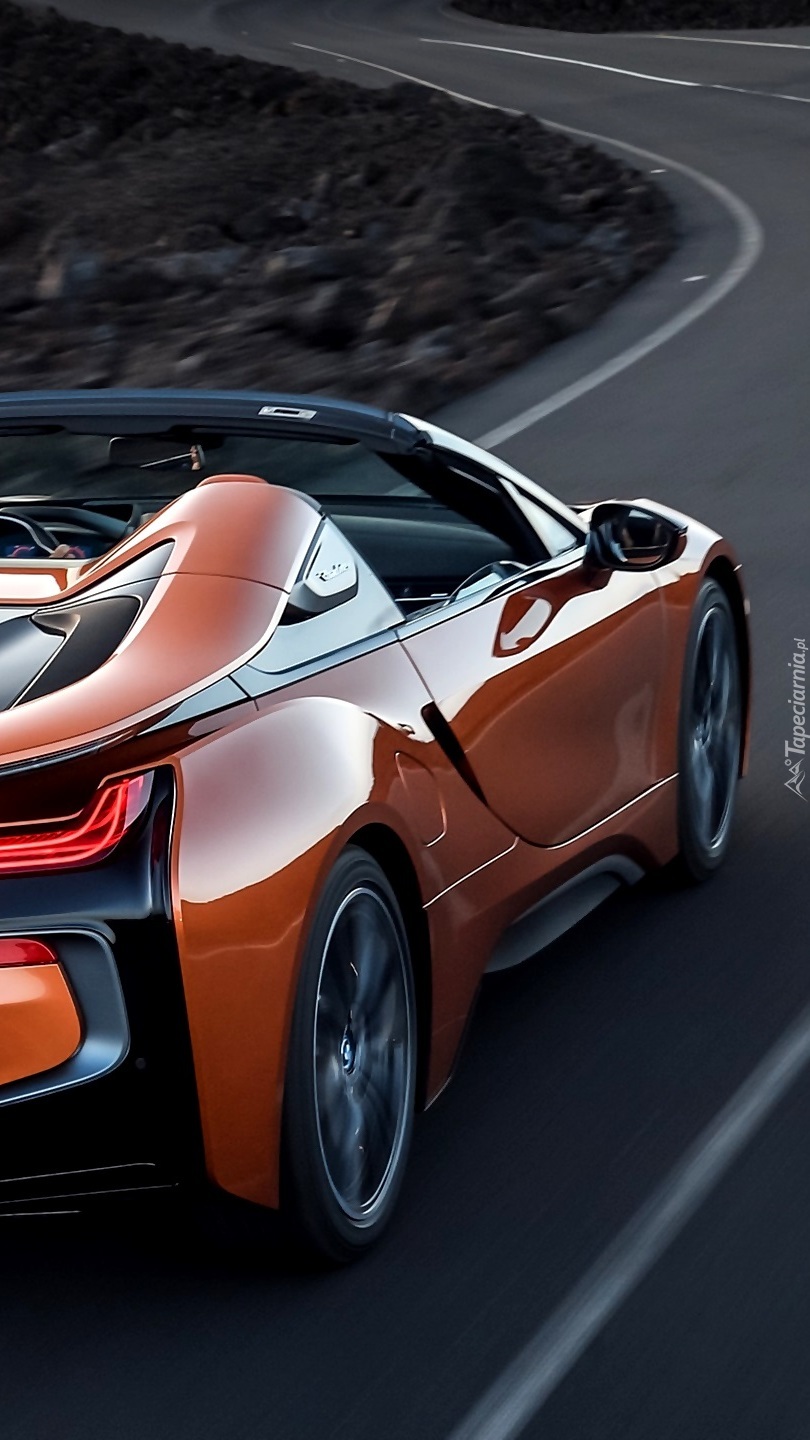 BMW i8 Roadster na drodze