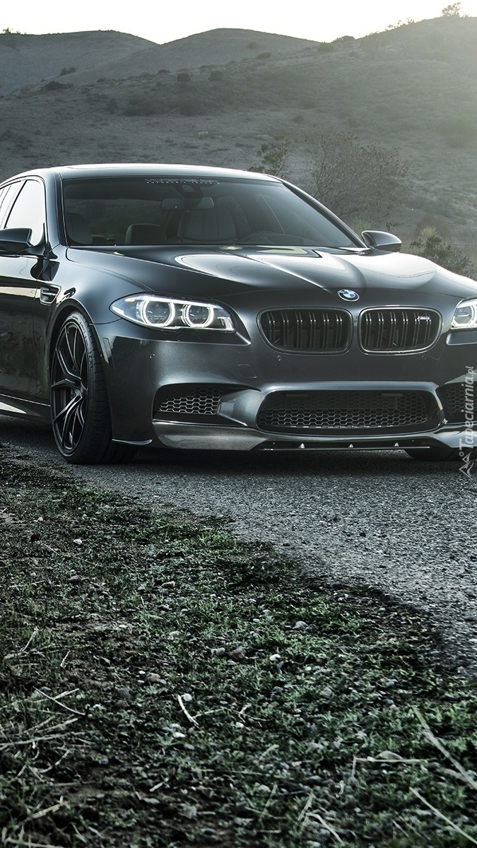 BMW M5 na tle wzgórz