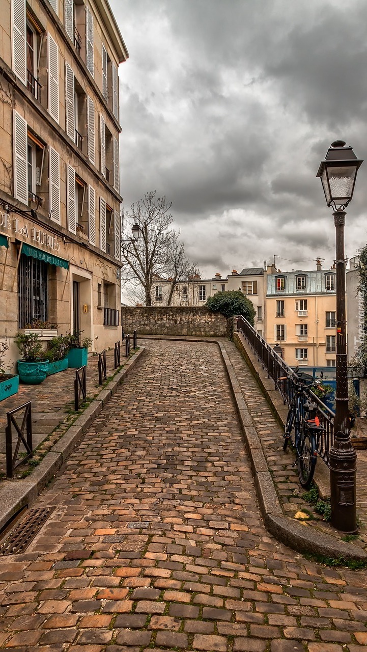 Brukowa uliczka w dzielnicy Montmartre w Paryżu