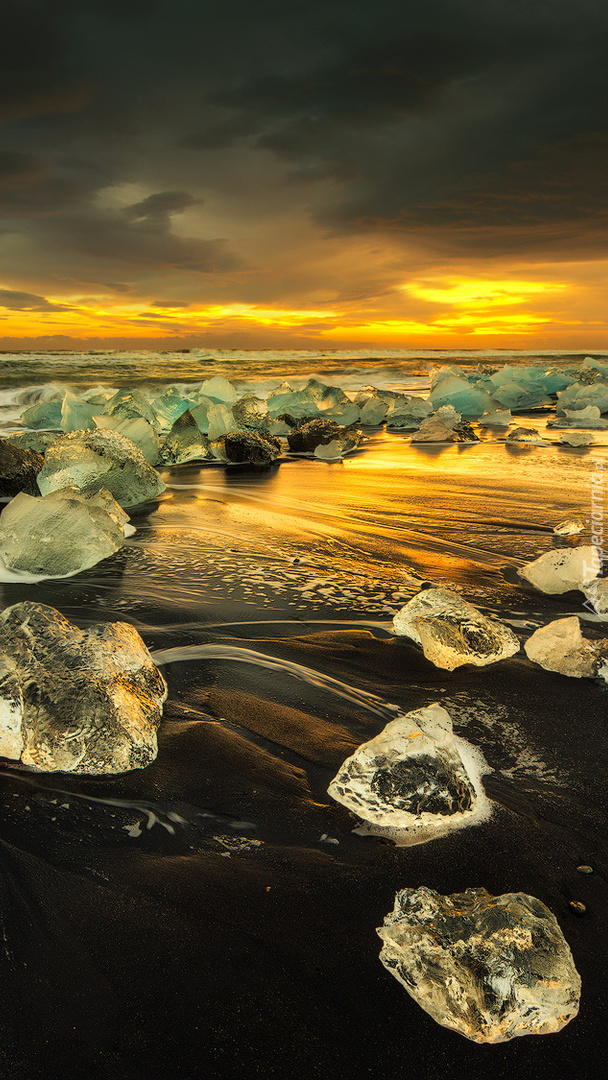 Bryły lodu na islandzkiej plaży