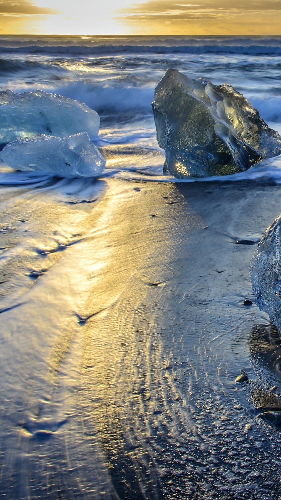 Bryły lodu na plaży