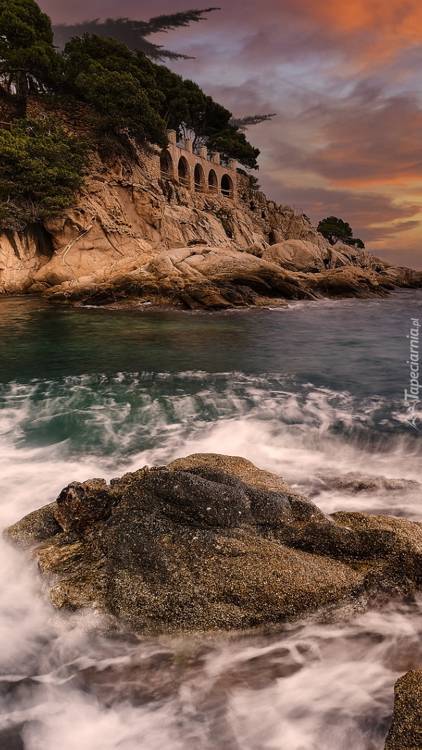 Budowla na skałach na wybrzeżu Costa Brava