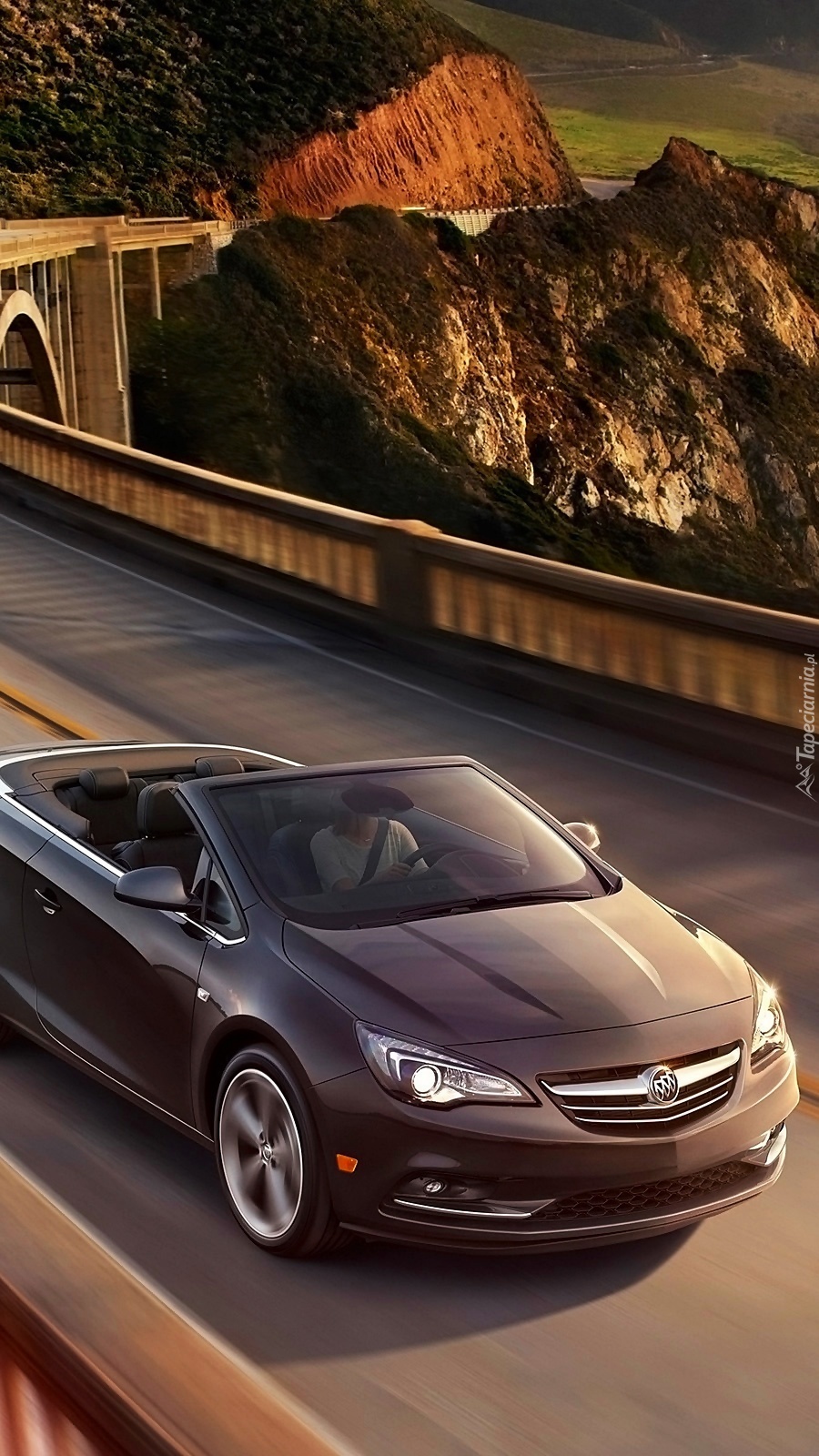 Buick Cascada na górskiej drodze