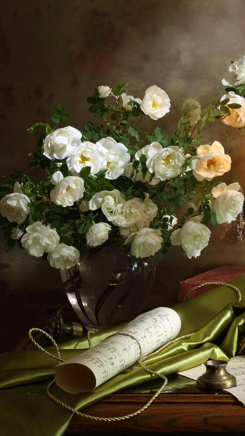 Bukiet białych róż w wazonie